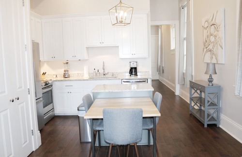 Lower Garden District Eigentumswohnung | Stunning, Modern 2 BD, 1 Block off St. Charles