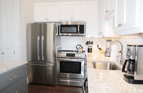 Lower Garden District Eigentumswohnung | Stunning, Modern 2 BD, 1 Block off St. Charles