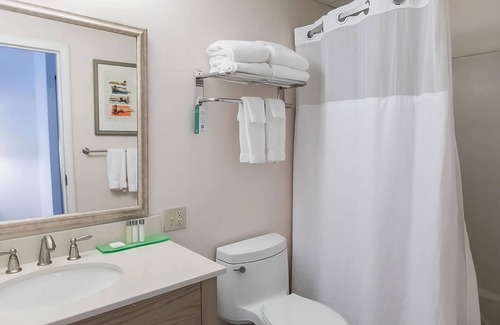 Silver Beach Hotel | Stunning Natural Surroundings! Close to Nobska Lighthouse! FREE Parking!