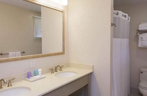 Silver Beach Hotel | Stunning Natural Surroundings! Close to Nobska Lighthouse! FREE Parking!