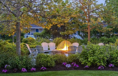 Silver Beach Hotel | Stunning Natural Surroundings! Close to Nobska Lighthouse! FREE Parking!