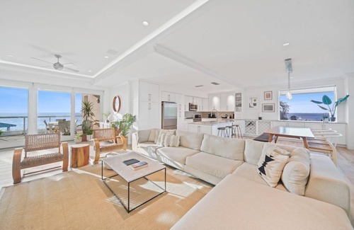 George Town Eigentumswohnung | Stunning Ocean Front 2-bedroom condo + office minutes away from Seven Mile Beach