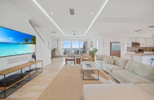 George Town Eigentumswohnung | Stunning Ocean Front 2-bedroom condo + office minutes away from Seven Mile Beach