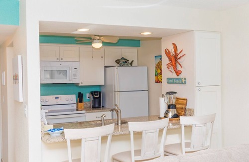 Williams Town Eigentumswohnung | Stunning Oceanfront Condo at Coral Beach unit 1107