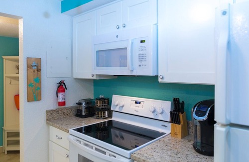 Williams Town Eigentumswohnung | Stunning Oceanfront Condo at Coral Beach unit 1107