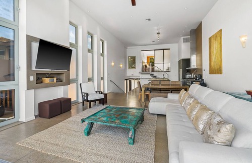 Lihue Wohnung | Stunning Oceanfront Penthouse, 14' ft Ceilings and Wall-to-Wall Glass Slider.