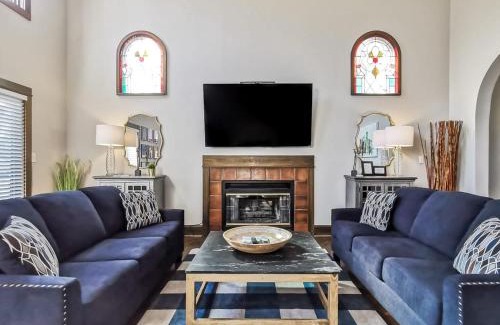 West Plaza Haus | Stunning Plaza Home-Location Unbeatable-New Remodel