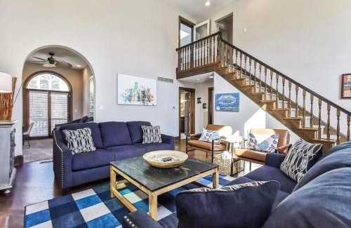 West Plaza Haus | Stunning Plaza Home-Location Unbeatable-New Remodel