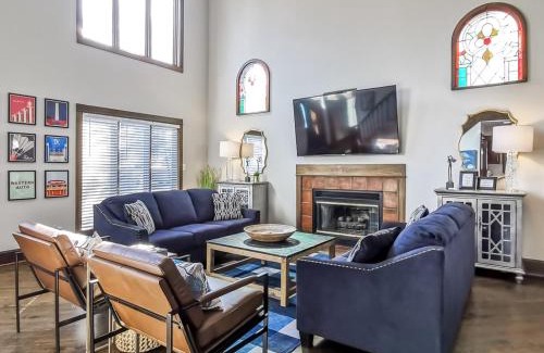 West Plaza Haus | Stunning Plaza Home-Location Unbeatable-New Remodel