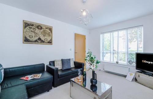 Salford Villa | Stunning Riverside 3-Bed Home by 53 Degrees Property in Manchester with Garden & FREE Parking!