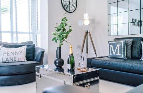 Salford Villa | Stunning Riverside 3-Bed Home by 53 Degrees Property in Manchester with Garden & FREE Parking!