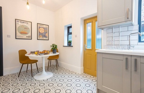 Levenshulme Haus | Stunning Scandi Abode in Manchester - Parking