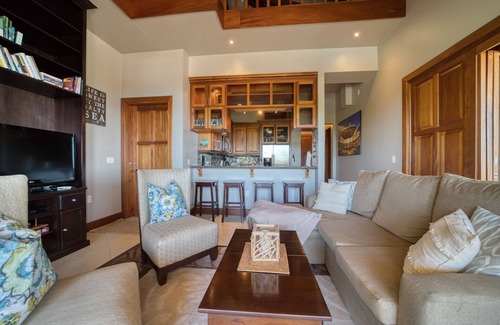 Cocoplum Wohnung | Stunning Sea and Pool View Apartments Ideal for Group Getaways