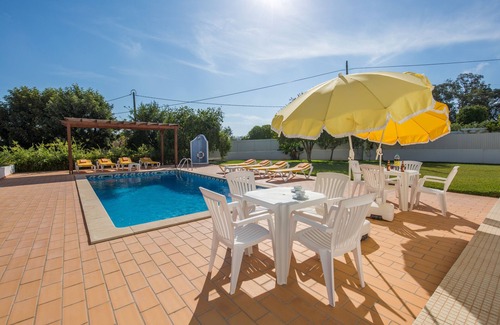 Albufeira Villa | Atemberaubende geräumige 4-Bett-Villa mit privatem Pool in Strandnähe