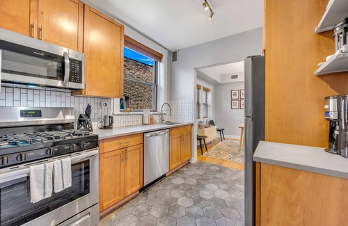 Uptown Eigentumswohnung | Stunning, Spacious, & Sun-soaked 2BR Uptown Condo by AllSet Turnover