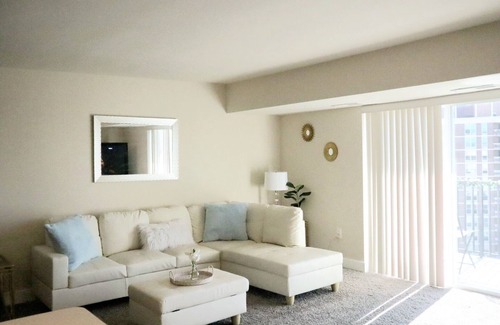 Downtown Eigentumswohnung | Stunning Spacious 2bd Apt w/ King Bed - Downtown/5 Min To DC/Free Garage Parking