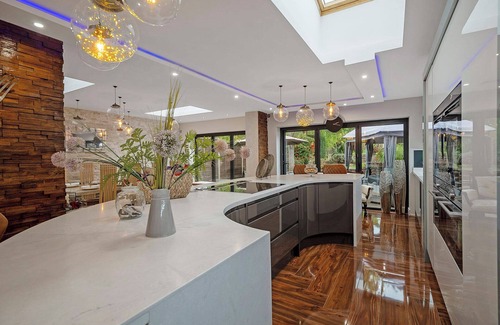 Bumble's Green Haus | Stunning unique large house in Nazeing