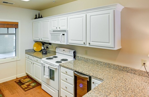 Au Gres Eigentumswohnung | Stunning Vacation Rental on Lake Huron w/ Balcony!