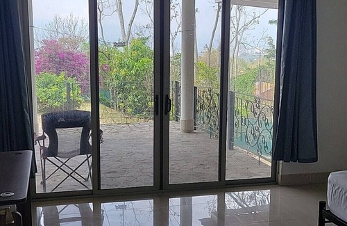 Escazu Wohnung | Stunning View Modern 2-bedroom apartment and Gardens with WiFi in Escazu