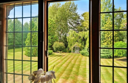 Tring Haus | Wunderbares Ferienhaus für 16 Gäste mit W-LAN, Whirlpool, Haustiere erlaubt und Parkplatz