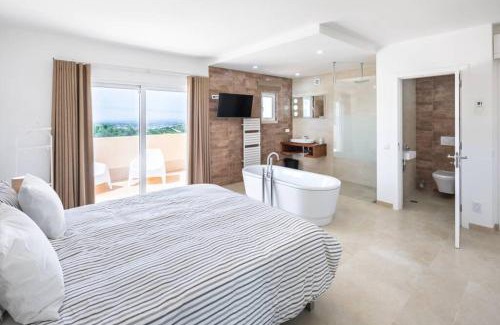 Loule Villa | Stunning villa, heated pool, pool bar, sea views