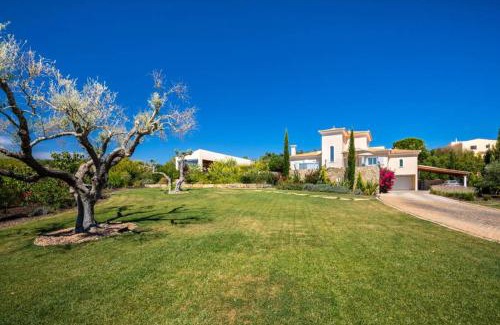 Loule Villa | Stunning villa, heated pool, pool bar, sea views
