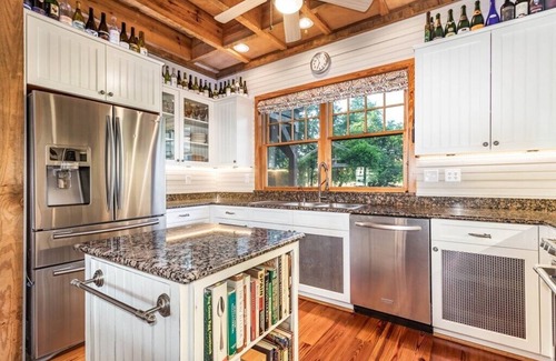 Belle Haven Sonstige | Stunning waterfront masterpiece, constructed custom oasis!