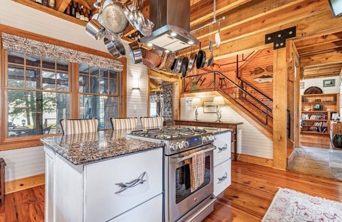 Belle Haven Sonstige | Stunning waterfront masterpiece, constructed custom oasis!