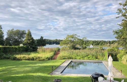 Sag Harbor Haus | Atemberaubende Haus am Wasser mit Pool, Bootsanleger und Hektar Land