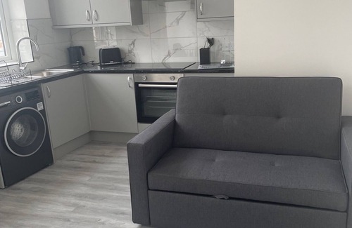 Offerton Wohnung | Stylish 1- BR Apartment in Denton + Free Parking Steps from Shops & City Links