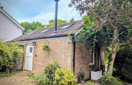 Leatherhead Wohnung | Stylish 1BD Cottage with Fireplace | Parking