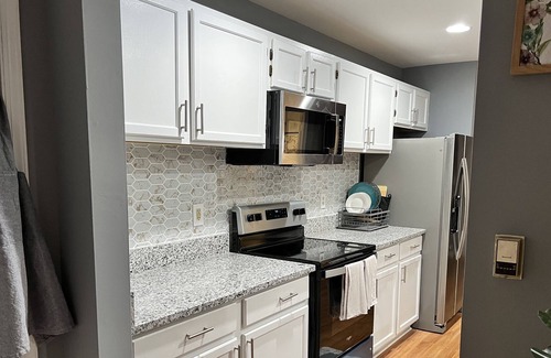 Lake Arbor Eigentumswohnung | Stylish 2BR condo near University of Maryland Capital Region Medical Center