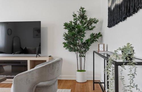 Des Plaines Wohnung | Stylish 2BR Near O'Hare Modern & Easy Access