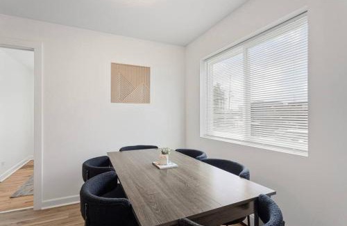 Des Plaines Wohnung | Stylish 2BR Near O'Hare Modern & Easy Access