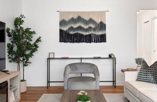 Des Plaines Wohnung | Stylish 2BR Near O'Hare Modern & Easy Access