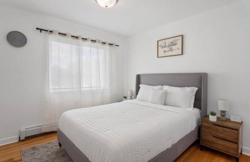 Des Plaines Wohnung | Stylish 2BR Near O'Hare Modern & Easy Access