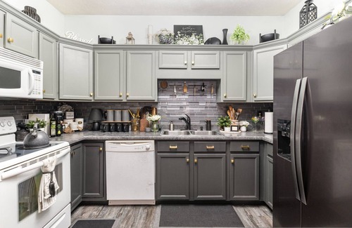 Clarksville Wohnung | Stylish 2BR Townhome w Garage Patio Perfect for Stays or Assignments