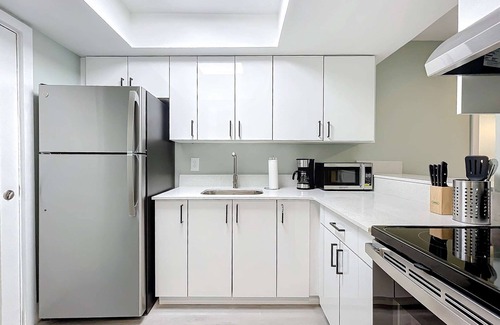 Lauderdale Harbours Eigentumswohnung | Stylish 2BR with Pool & Modern Amenities