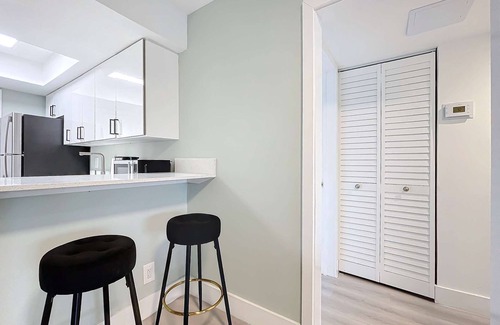 Lauderdale Harbours Eigentumswohnung | Stylish 2BR with Pool & Modern Amenities