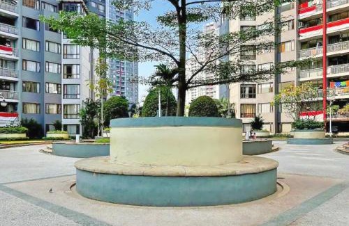 Karet Wohnung | Stylish 3BR Rasuna Apt with Pool, Gym,Wi-Fi, Netflix