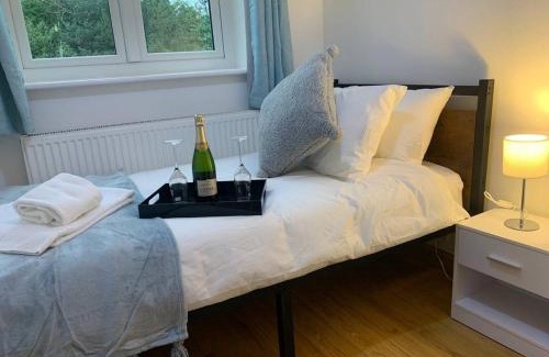 Caversham Haus | Stylish 3BR Retreat Family & Business Parking