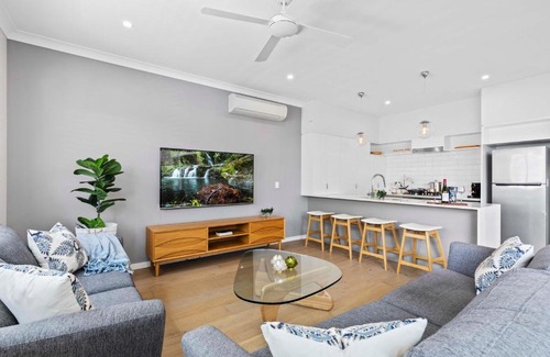 Camp Hill Wohnung | Stylish 3BR Townhouse CampHill - WiFi, Parking