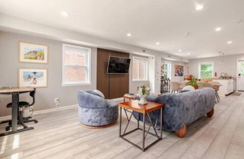 Washington Haus | Stylish 3BR Townhouse with Backyard,and Easy Parking
