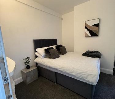 Northfield Wohnung | Stylish 4 Bed for long and short term stays