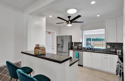 South Lake Haus | Stylish 4 Bedroom 2 Bath Pool Home Mins to Beach