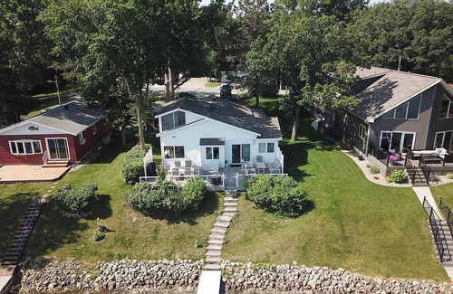 Richwood Kabine | Stylish 4-bedroom cabin with AC, WiFi & boat rental available!