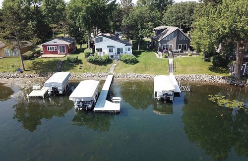 Richwood Kabine | Stylish 4-bedroom cabin with AC, WiFi & boat rental available!