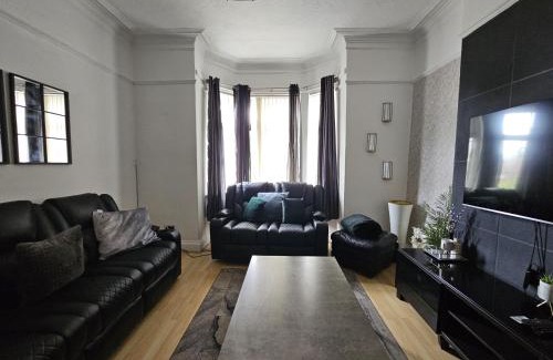 Manchester Haus | Stylish 5-bed Home With Free Parking Sleeps 12!