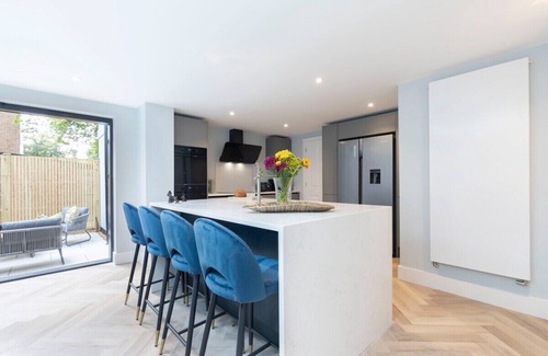 Cheltenham Haus | Stylish 5 Bedroom 4 Bathroom Townhouse