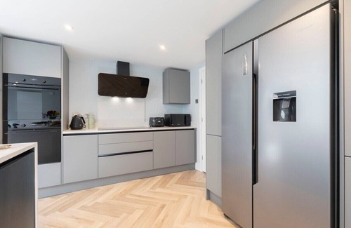 Cheltenham Haus | Stylish 5 Bedroom 4 Bathroom Townhouse